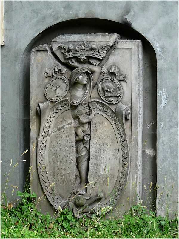  Grobowiec Anny Kilemann. Rzeźba kobiety z dzieckiem, pęknięta płyta, sowa, korona